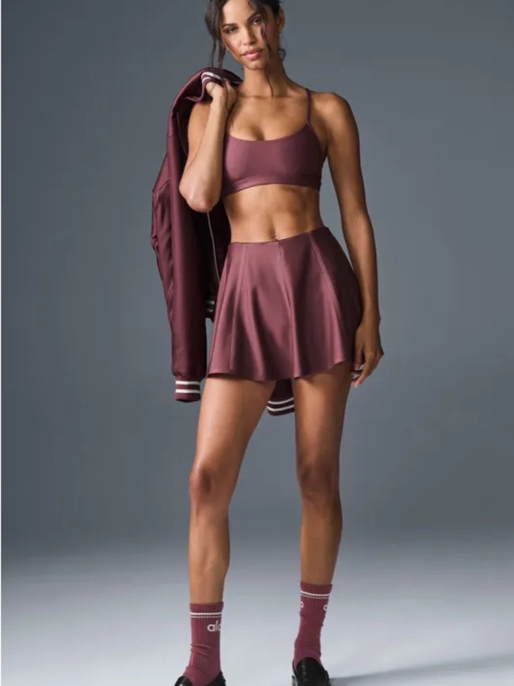 Alo Yoga- Airlift Down the Line Tennis Skirt in Burgundy Truffle